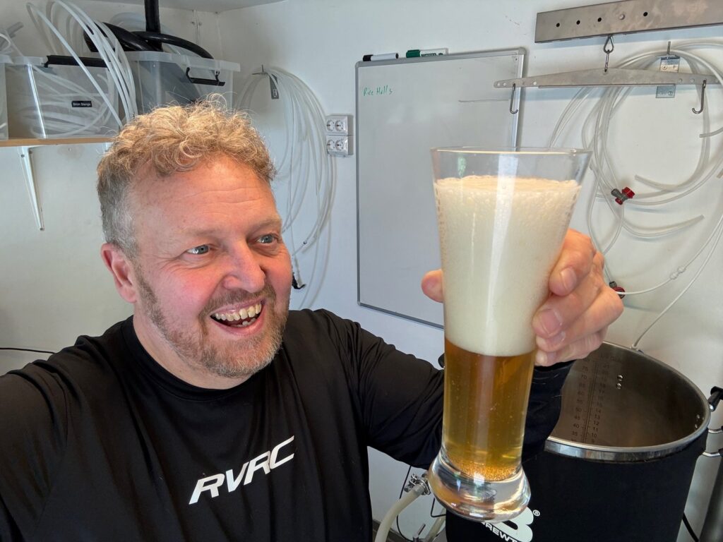 Carsten Holløse løfter et glas frisk hvedeøl i bryggeriet