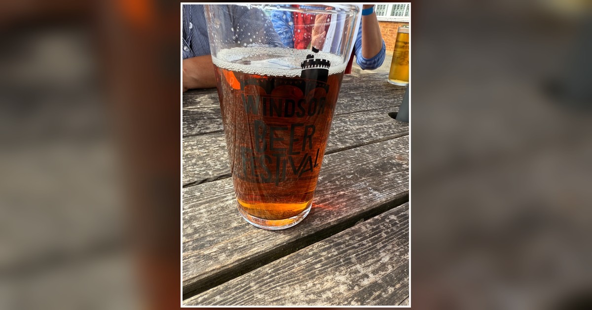 Glas med kobberfarvet English Strong Bitter på et træbord.