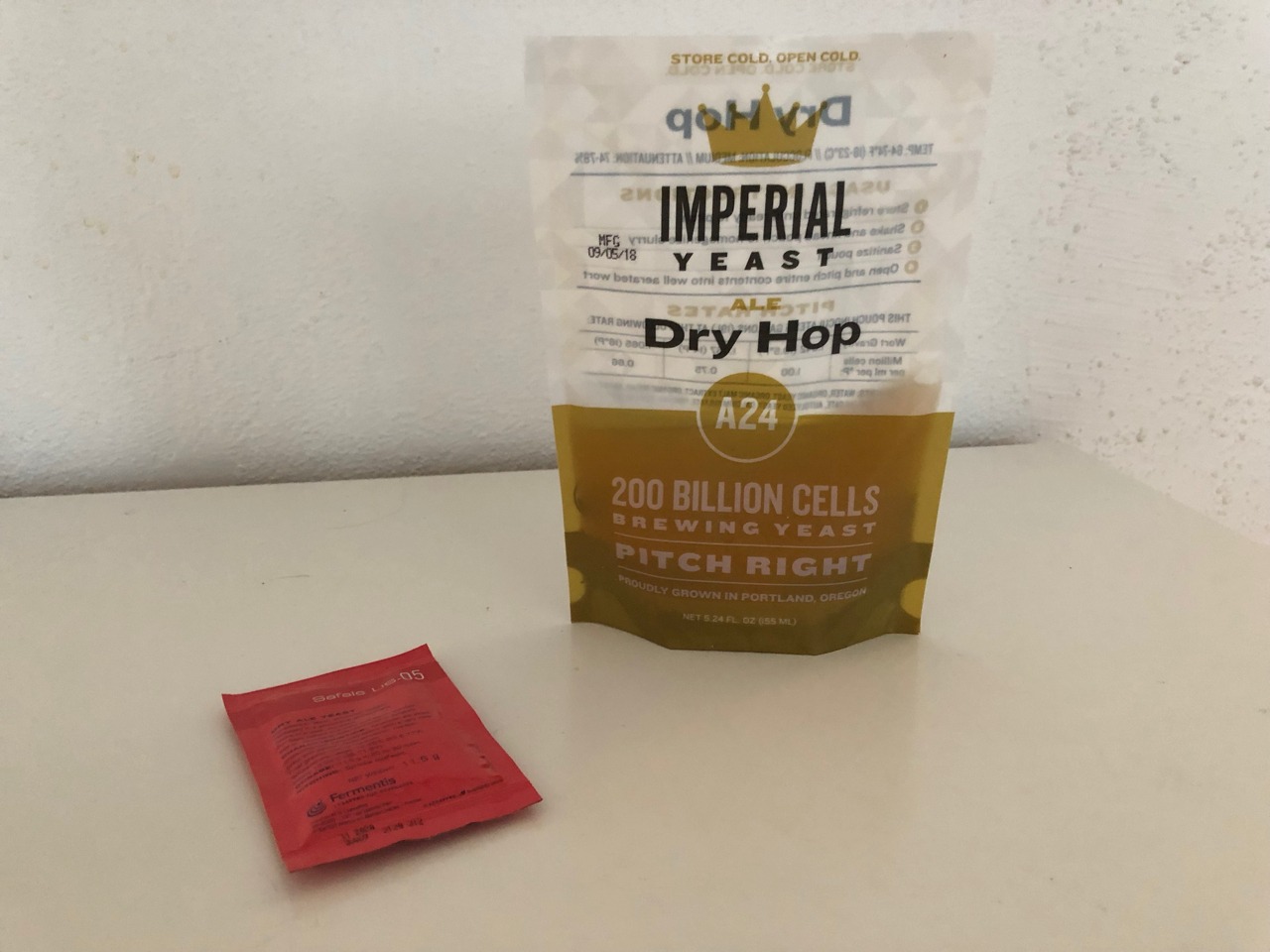 Pakke vådgær fra Imperial Yeast og et brev tørgær