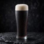 Glas med Schwarz und Schön