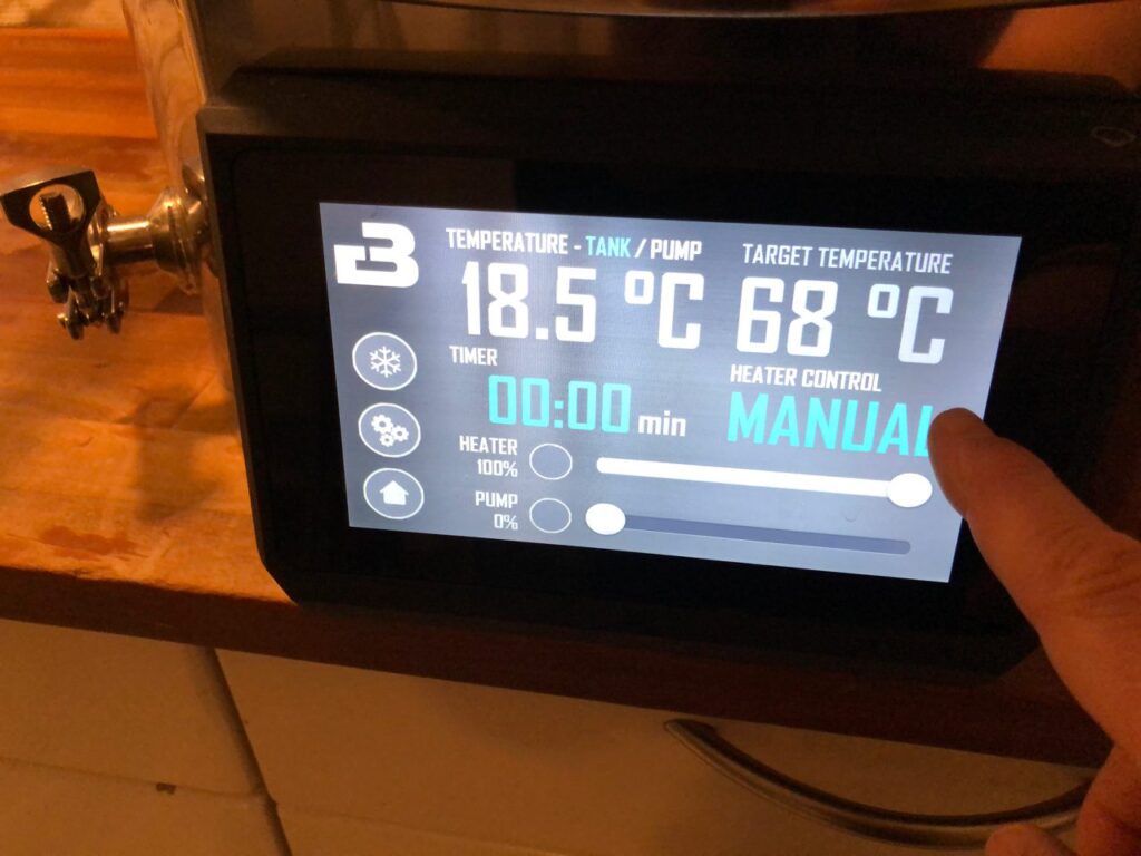 Styreskærm på et Brewtools-anlæg med 18,5 °C i tanken, måltemperatur 68 °C og timer